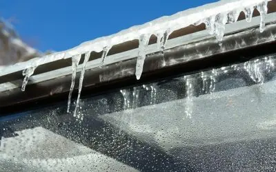 Icicles on Gutters: When Should Homeowners Be Concerned?
